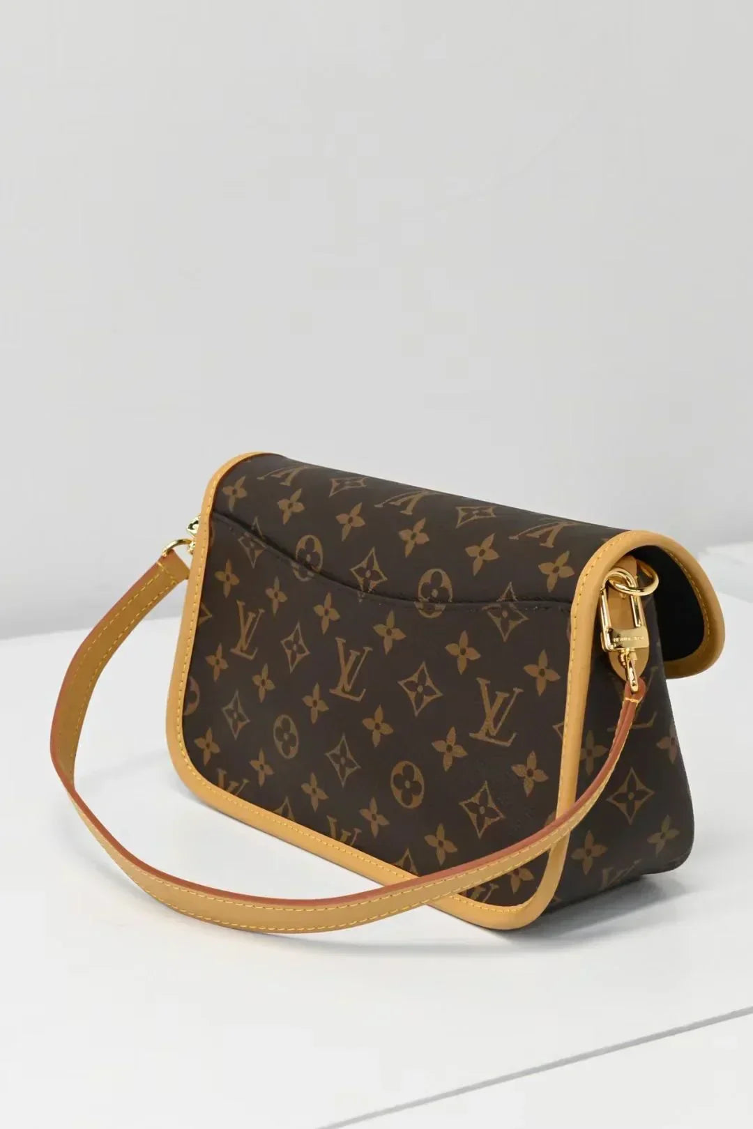 Vintage-Inspired Box Hand bag-1-2