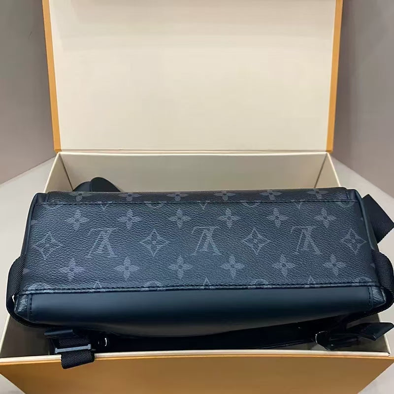 Fashionable and Trendy Messenger Bag-1-2