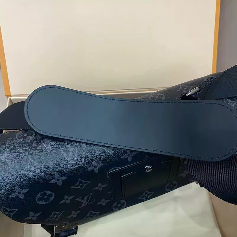 Fashionable and Trendy Messenger Bag-1-2