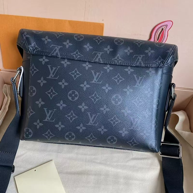 Fashionable and Trendy Messenger Bag-1-2