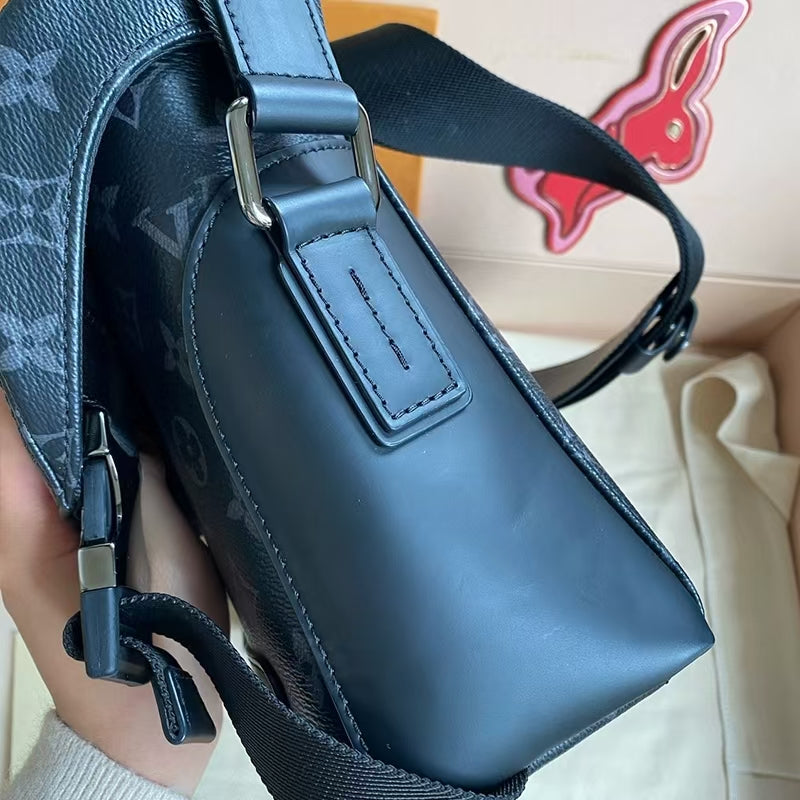 Fashionable and Trendy Messenger Bag-1-2