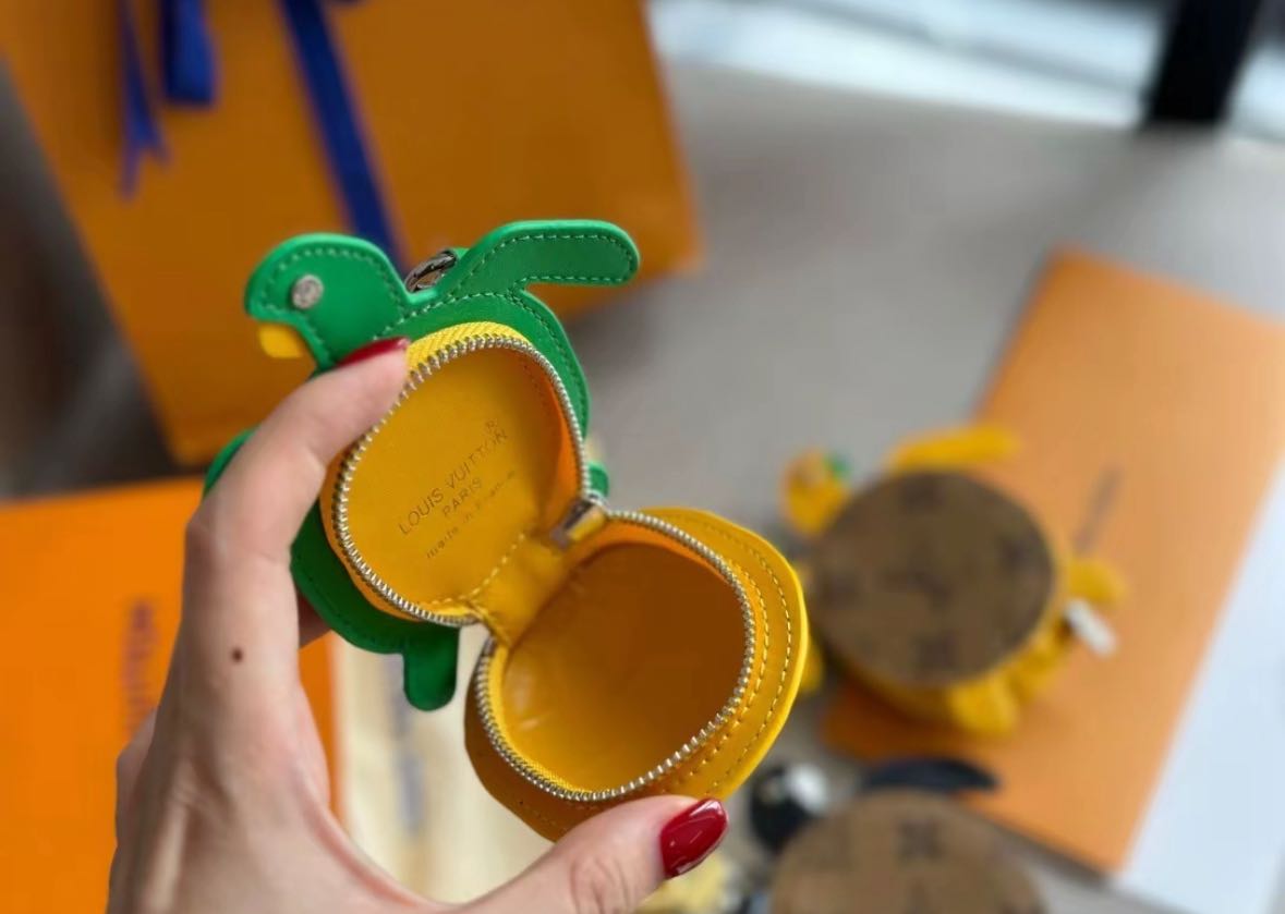 L- Designed Zippered Earphone Storage Pendants